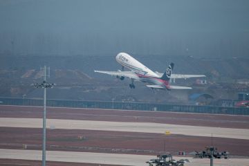 Bandara kargo pertama China tuntaskan uji terbang perdana