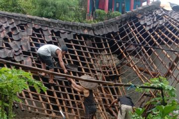 Angin kencang terjang Palabuhanratu Sukabumi satu rumah ambruk