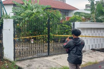 Puslabfor Polri olah TKP keluarga tewas tersetrum di Pulogadung