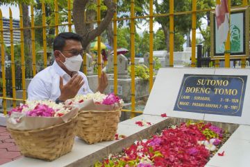 Moeldoko ziarah ke makam Bung Tomo di TPU Ngagel Surabaya