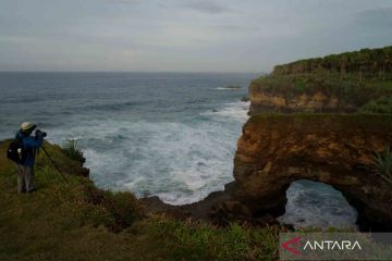 Wisata Pantai Karang Bolong di Pacitan