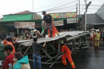 Kanopi toko furnitur di Duren Sawit roboh akibat angin kencang