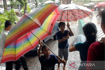 BMKG prakirakan hujan lebat di sebagian besar wilayah Indonesia