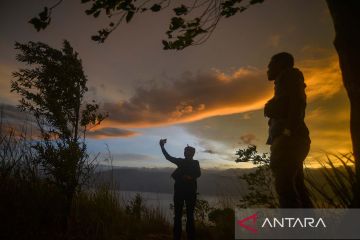 Menikmati suasana senja di Puncak Aua Sarumpun