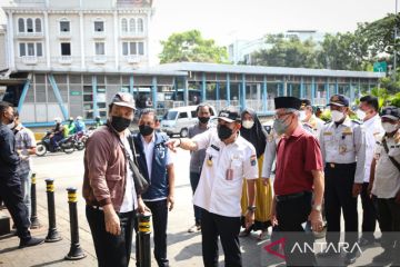 Pemkot Jakpus pasang pembatas di kawasan Istiqlal agar steril dari PKL