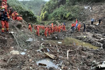 Tim SAR bergulat dengan hujan di lokasi jatuhnya pesawat China Eastern