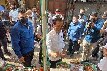 Presiden Joko Widodo blusukan ke pasar tradisional di Kupang