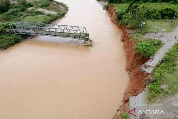 Jalan amblas dan jembatan putus akibat diterjang luapan air sungai di Gorontalo