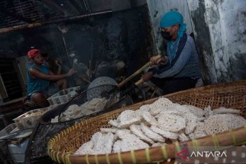 Produksi kerupuk jadi melempem akibat kelangkaan minyak goreng curah