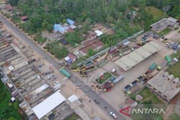 Antrean Pengisian Solar Di Jambi