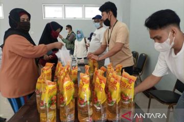 5.000 liter minyak goreng habis saat operasi pasar di Samarinda