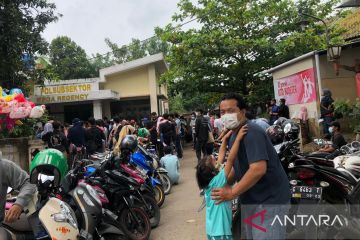 Warga antre untuk mendapat vaksinasi penguat di Bekasi