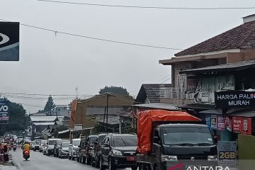 Arus kendaraan di jalur Puncak-Cianjur meningkat Sabtu petang