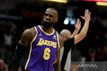 James paksakan diri terus main saat Lakers takluk di New Orleans