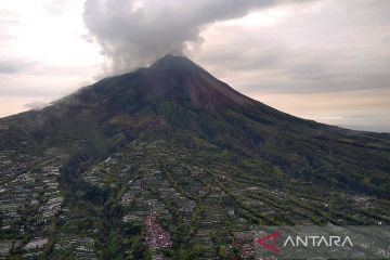 Gunung Merapi dua kali luncurkan awan panas guguran sejauh 2,5 km