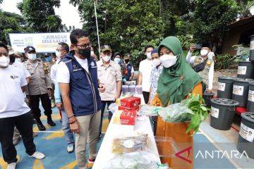 Sandiaga "tularkan" budidaya ikan dalam ember bagi warga Pesanggrahan