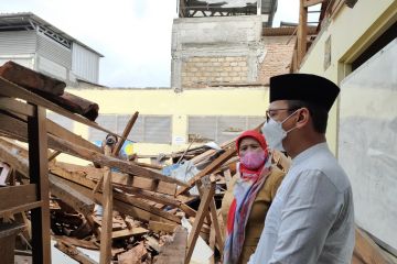 Atap sekolah dasar di Bogor ambruk