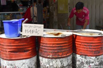 KELANGKAAN MINYAK GORENG DI MADIUN