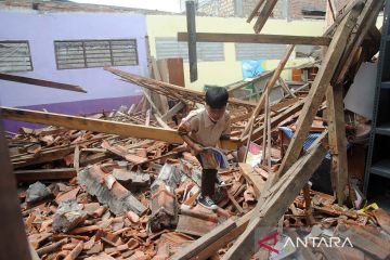 Bangunan sekolah dasar di Bogor ambruk