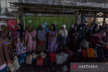 Berburu minyak goreng curah hingga malam hari