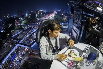 Sensasi makan di ketinggian 50 meter dengan panorama ibu kota Jakarta