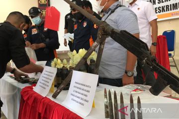 Polda Maluku temukan senjata api dan bom rakitan di hutan P Haruku