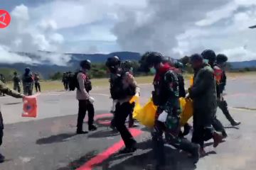 Tim Operasi Damai Cartenz evakuasi delapan korban penembakan KKB Papua