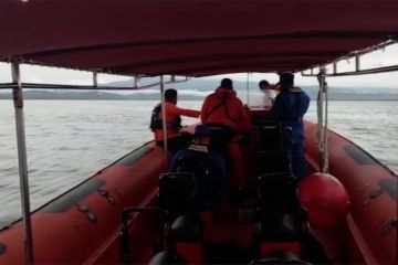 Basarnas Ambon evakuasi dua orang terombang-ambing di perairan Manipa