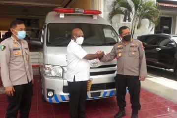 Dinkes serahkan 1 mobil ambulans ke Polda Papua