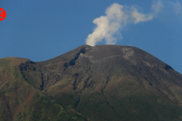 Gunung Gamalama Ternate keluarkan asap putih kawah puncak