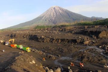 Gunung Semeru aktif, warga tetap lewati daerah aliran lahar