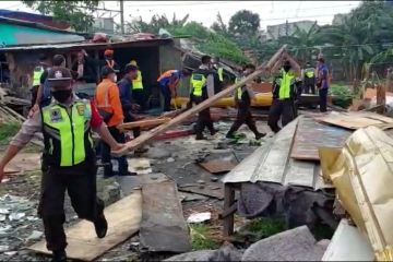 KAI tertibkan ratusan bangli di lintas stasiun Tanjung Priok-Ancol