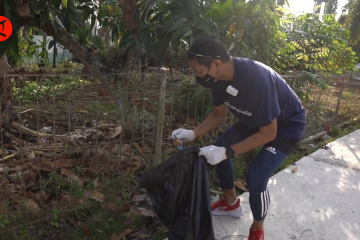 Kunjungi Kalbar, Sandiaga dan rombongan punguti sampah