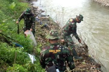 Kurangi banjir, Kodim 0824 Jember bersih-bersih sungai