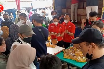 Menko Perekonomian pantau pasar murah di Palembang