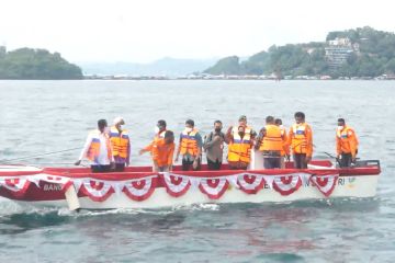 Mensos Risma serahkan kapal fiberglass dan motor listrik di Papua