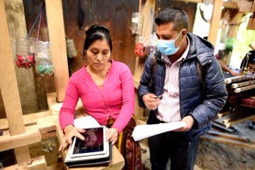 Para wanita desa di Guatemala yang terhubung teknologi