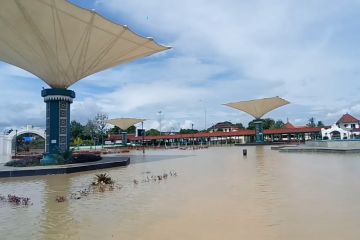 Petugas pasang pompa air atasi banjir di tempat wisata Banten Lama