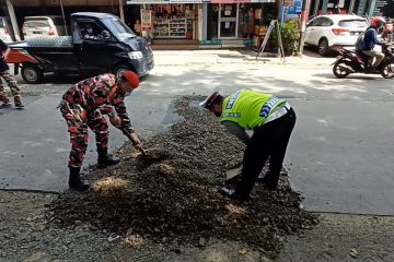 Polisi timbun jalan berlubang di ruas Cilegon-Anyer