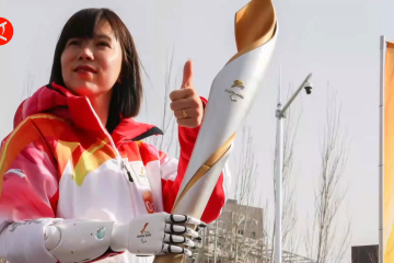 Robot tangan yang membantu pembawa obor Paralimpiade Beijing