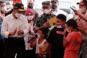 Saat anak-anak korban gempa berbagi kegembiraan dengan Menko PMK