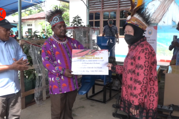 Sambangi Papua, Risma salurkan bantuan di Sarmi