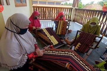 Dari hulu ke hilir, produksi Kain Tapis khas Lampung