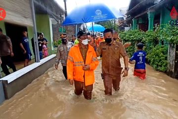 Wali Kota Cilegon berbasah-basah kunjungi lokasi banjir