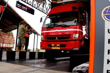 Tim gabungan razia ODOL sambil vaksinasi bagi sopir truk