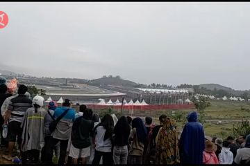 Warga lokal menonton MotoGP gratis dari Bukit Rangkap Mandalika