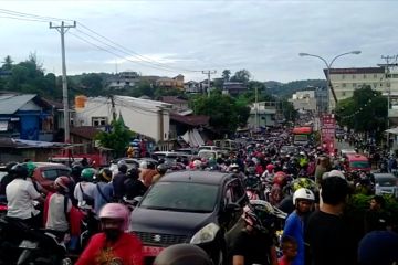 Tolak eksekusi lahan, warga blokade jalan utama di Ambon