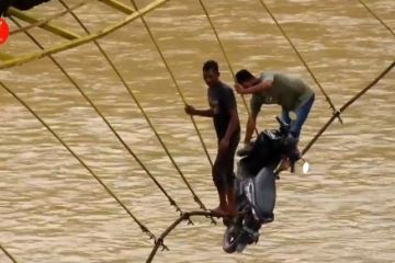 Warga berkerumun, jembatan gantung di Bireuen Aceh putus