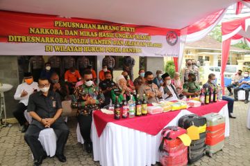 Polda Banten memusnahkan ribuan botol minuman keras jelang Ramadhan