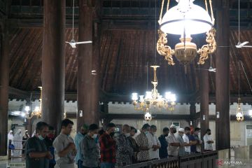 Shalat tarawih di Masjid Kauman Yogyakarta